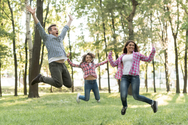 Familia jugando al aire libre