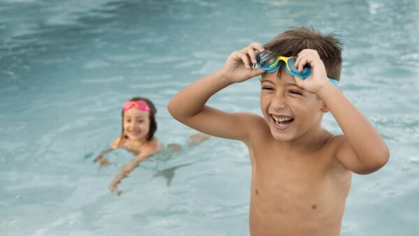 Niños jugando en la piscina